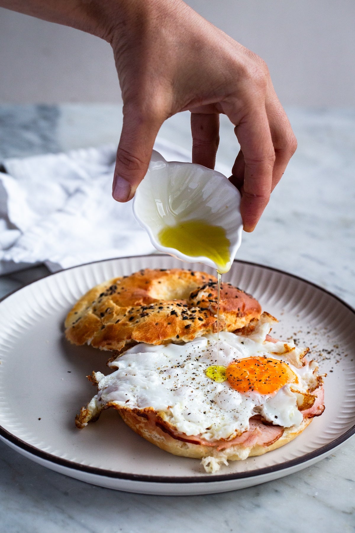 Desayuno baguel con jamón y huevo