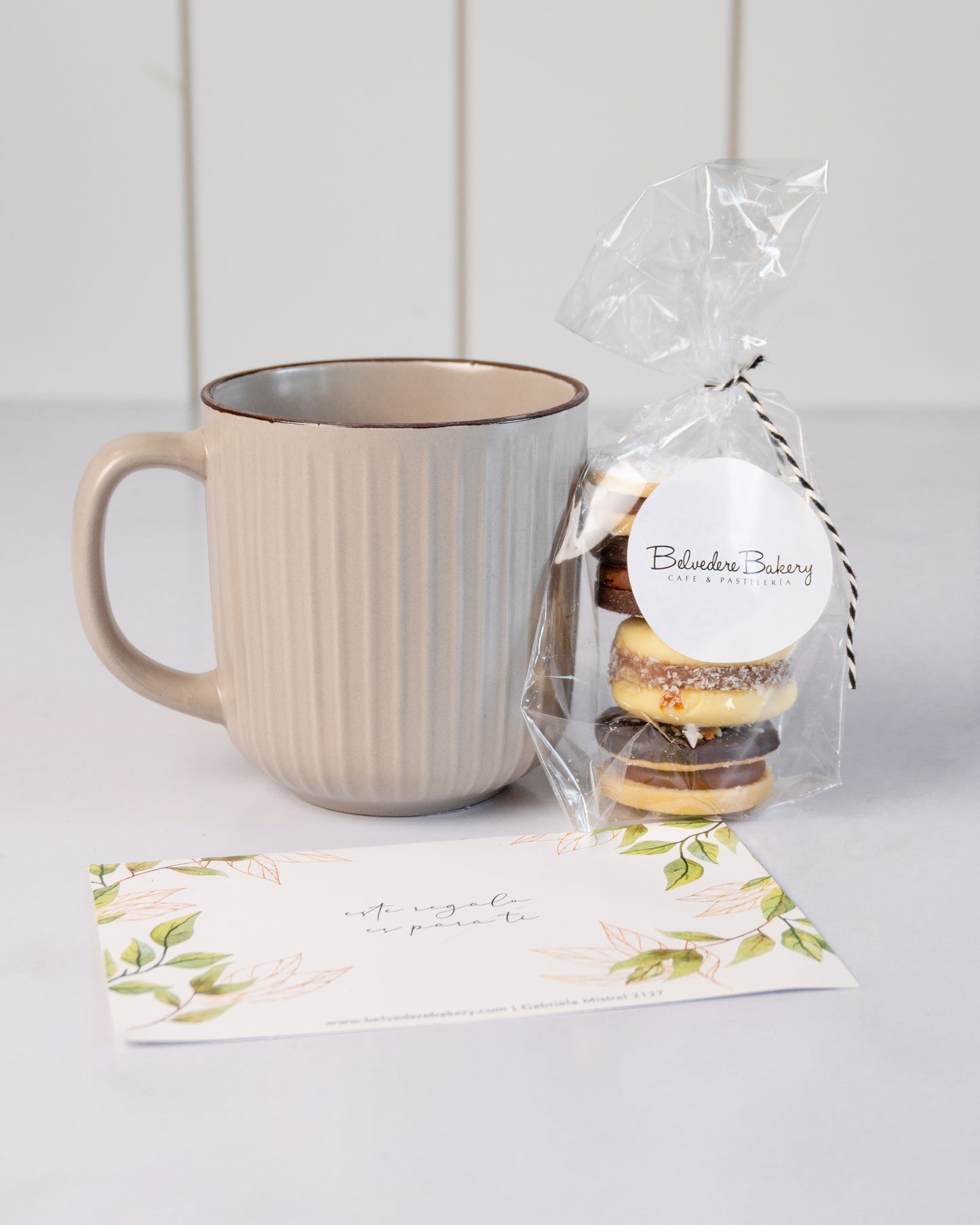 Alfajorcitos y taza