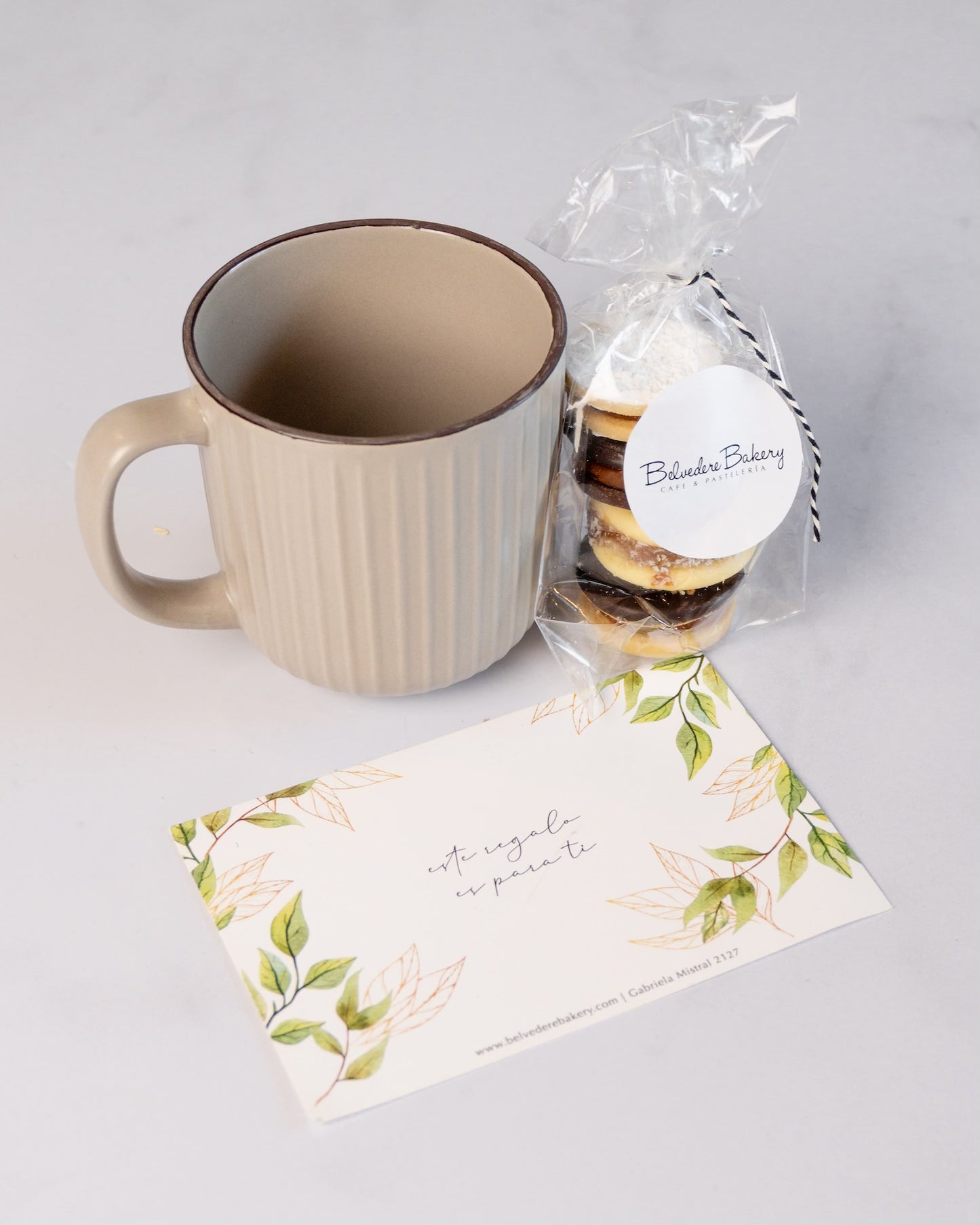 Alfajorcitos y taza