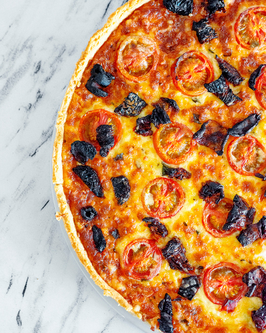 Quiche de tomates secos, frescos y albahaca