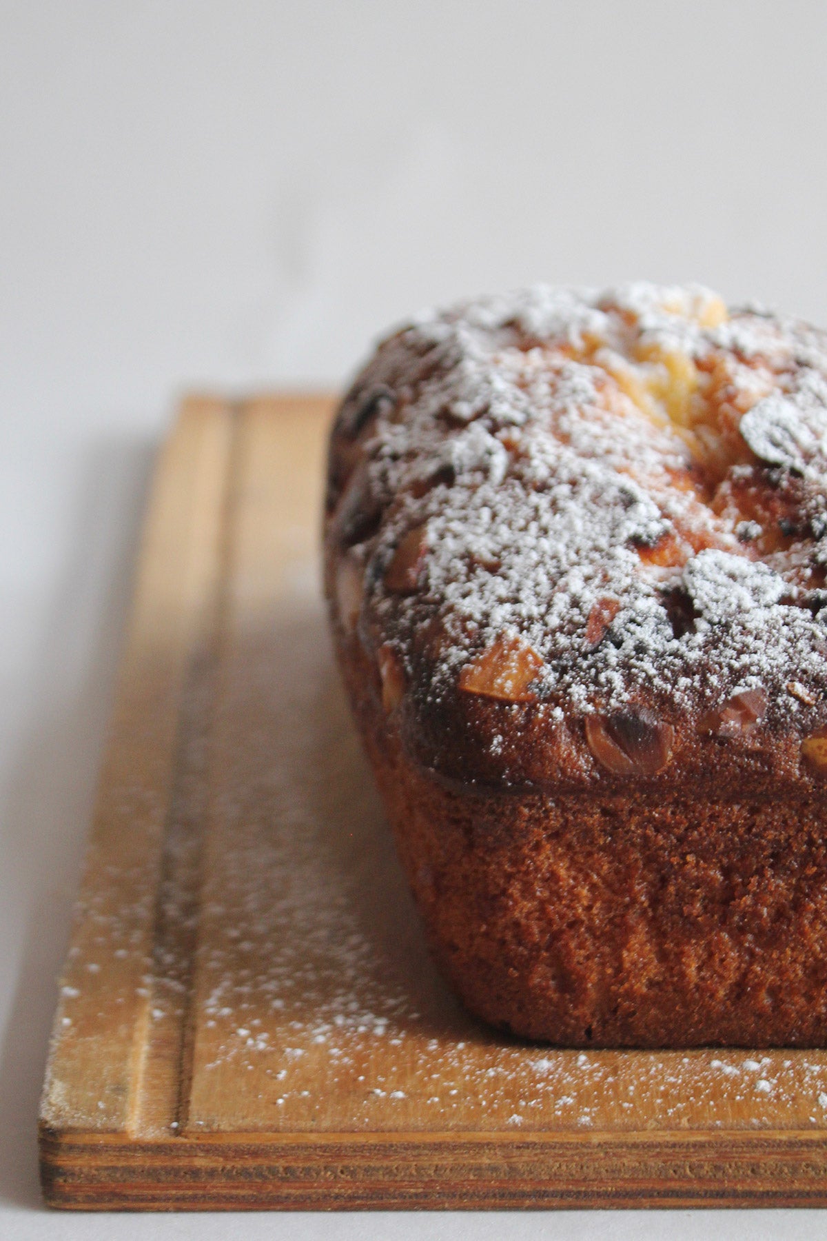 Budín de naranja, semillas y almendras fileteadas