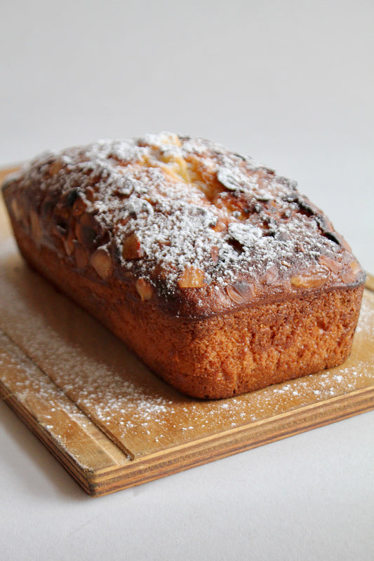 Budín de naranja, semillas y almendras fileteadas